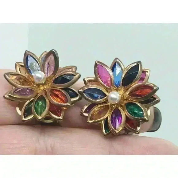 Vintage Flower Earrings 3D Multi Color 1970s Clip On Layered - Picture 7 of 10